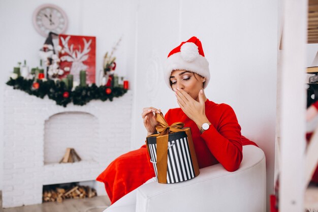 Mujer desempaquetando regalos en navidad