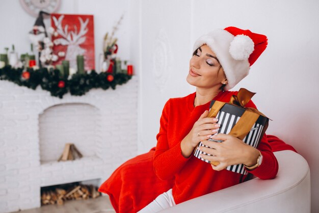 Mujer desempaquetando regalos en navidad