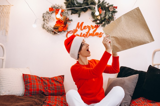 Mujer desempaquetando regalos en navidad