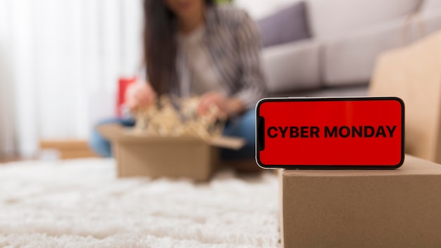 Mujer desempaquetando su paquete cyber monday