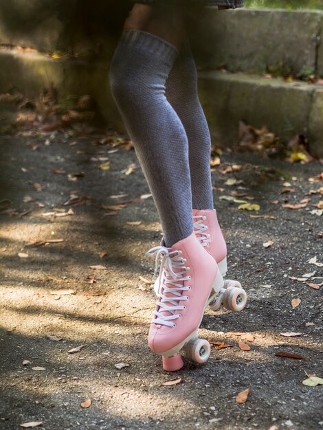 Mujer desenfocada con calcetines y patines