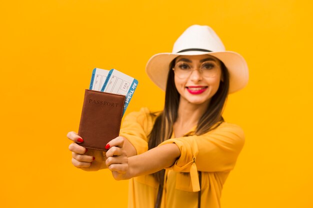 Mujer desenfocada con pasaporte y boletos de avión