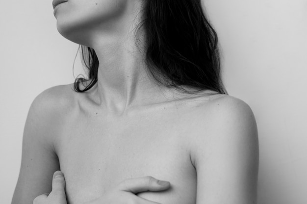 Mujer desnuda artística posando