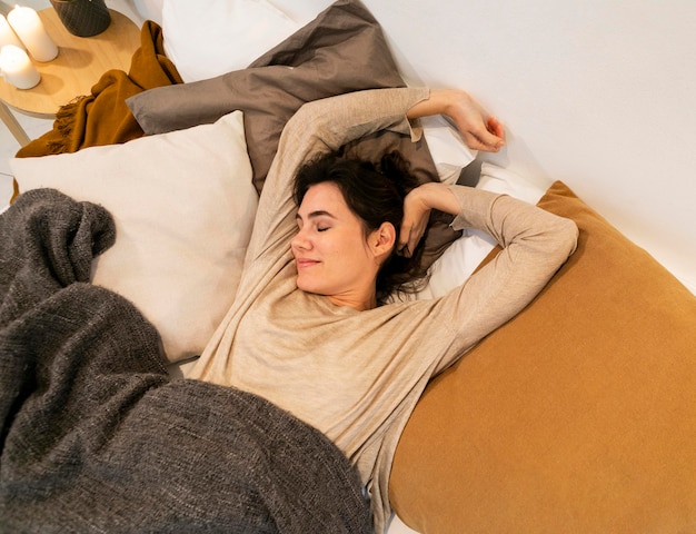 Foto gratuita mujer despertando después de una siesta