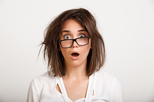 mujer se despertó tarde con el cabello despeinado desordenado