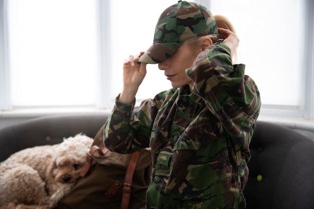 Foto gratuita mujer despidiéndose de su perro