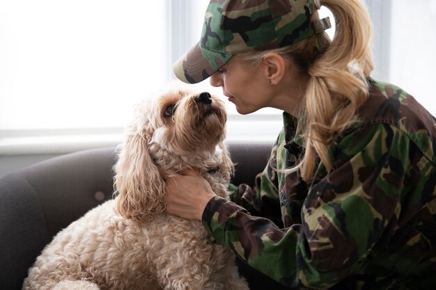 Mujer despidiéndose de su perro