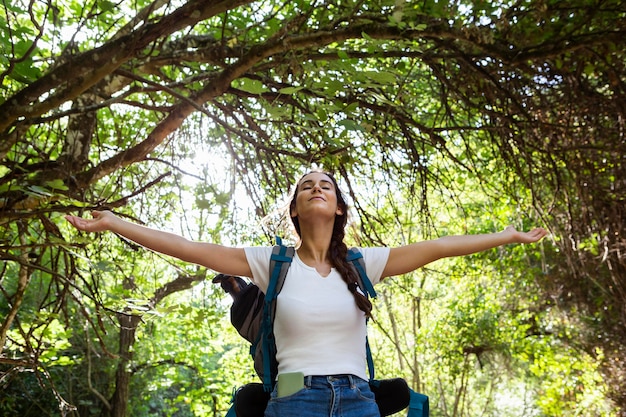 Mujer despreocupada en una aventura en la naturaleza