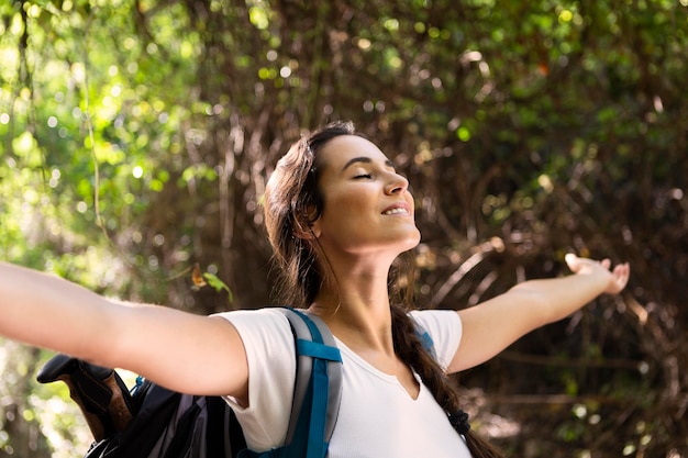 Foto gratuita mujer despreocupada disfrutando de su exploración de la naturaleza