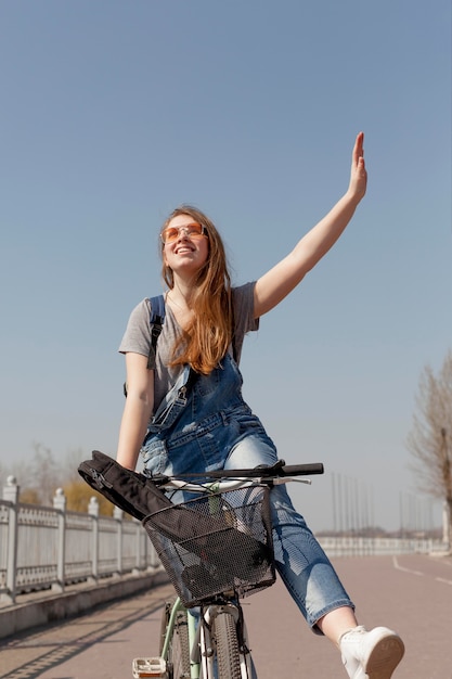 Foto gratuita mujer despreocupada montando la bicicleta