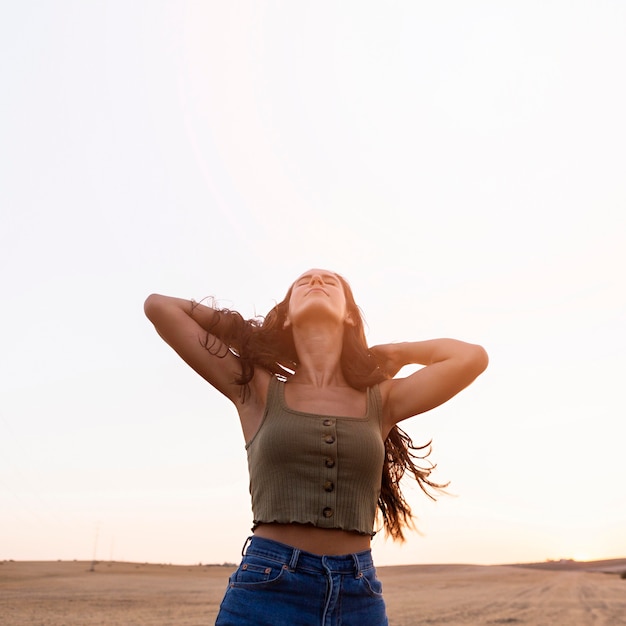 Foto gratuita mujer despreocupada posando en la naturaleza con espacio de copia