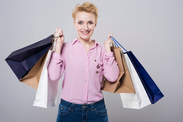 Mujer después de compras realmente grandes