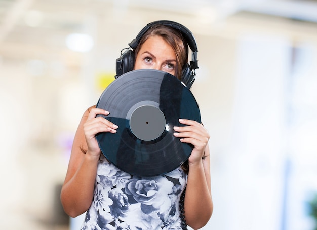 Foto gratuita mujer detrás de un vinilo