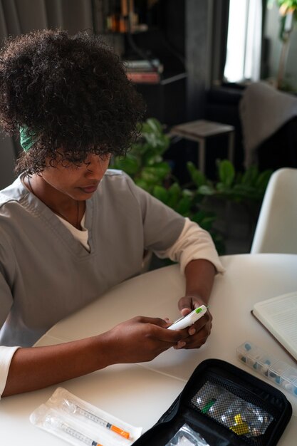 Mujer diabética comprobando su glucosa