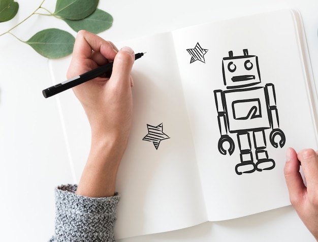 Foto gratuita mujer dibujando un robot en un cuaderno