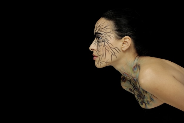 Foto gratuita mujer con dibujos artísticos decorando su cuerpo