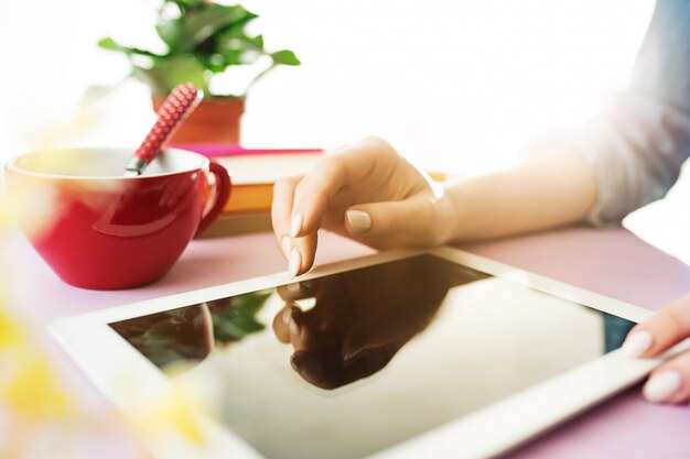 Mujer y dieta de frutas mientras trabajaba en la computadora en la oficina