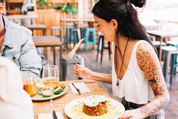 Mujer y diferentes platos de comida