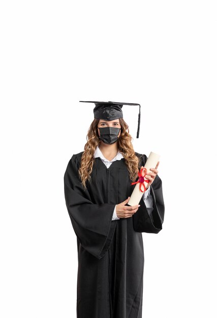 Mujer con diploma de graduación