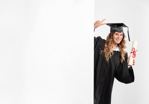 Mujer con diploma de graduación