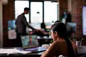 Foto gratuita mujer con discapacidad crónica hablando en una videollamada en línea, reuniéndose con un hombre en una teleconferencia por internet. mujer usuaria de silla de ruedas con problemas de salud mediante chat de teletrabajo por videoconferencia remota.