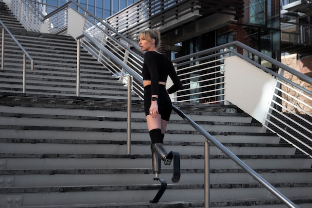 Foto gratuita mujer con discapacidad en la pierna corriendo en la ciudad