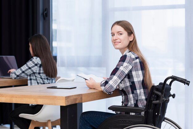 Mujer con discapacidad sonriendo