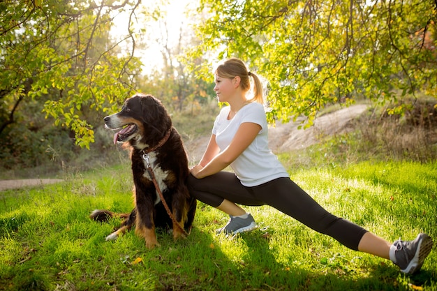 Mujer discapacitada caminando y entrenando al aire libre en el bosque