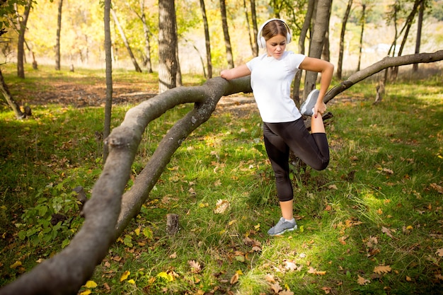 Mujer discapacitada caminando y entrenando al aire libre en el bosque