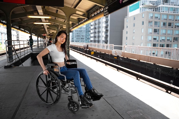 Mujer discapacitada en la estación de tren full shot