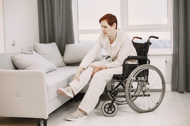 Mujer discapacitada. Rutina diaria. La mujer se sienta en silla de ruedas.