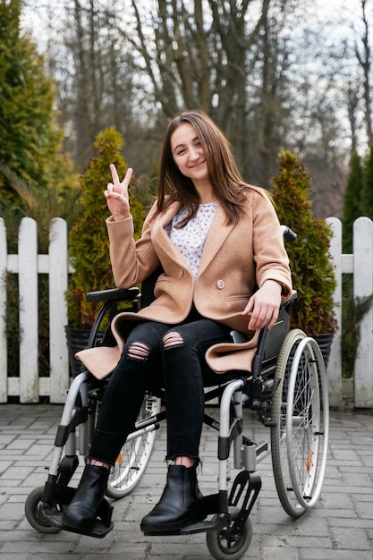 Mujer discapacitada sonriente de tiro completo al aire libre