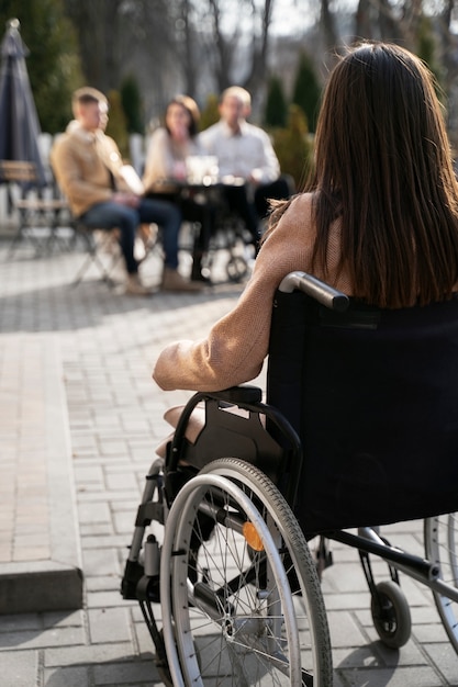 Mujer discapacitada de tiro completo con amigos