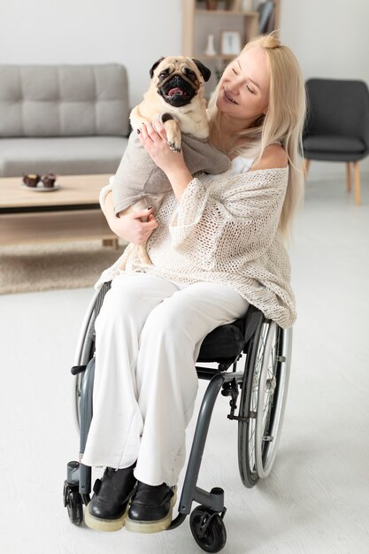 Mujer discapacitada de tiro completo con lindo perro