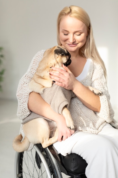 Foto gratuita mujer discapacitada de tiro medio con perro