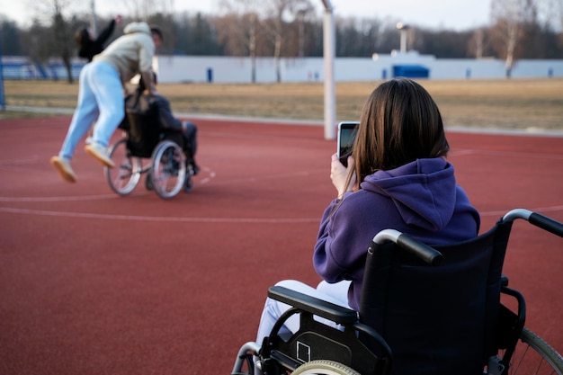 Mujer discapacitada de tiro medio tomando fotos