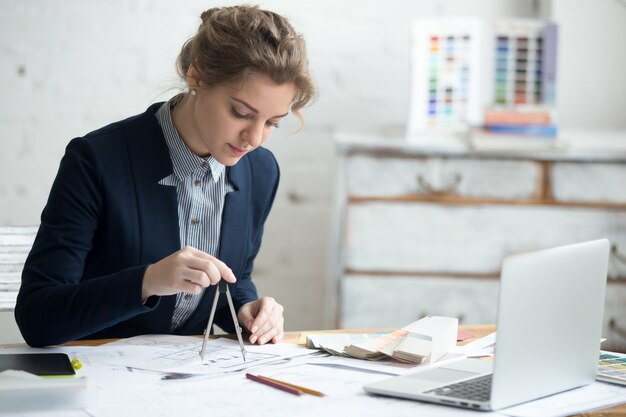 Mujer, diseñador, dibujar, compás