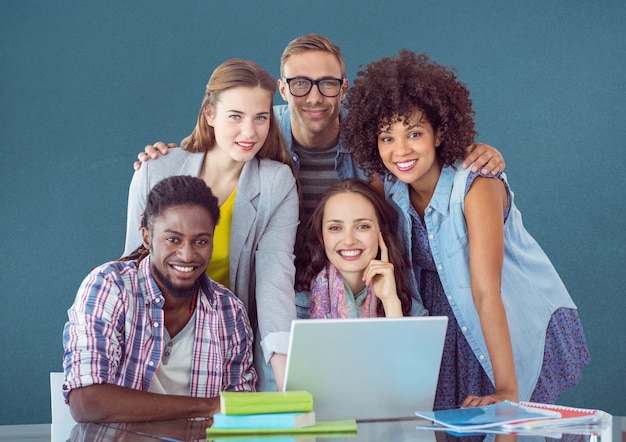 Mujer diseñador de la educación superior dobla el trabajo en equipo