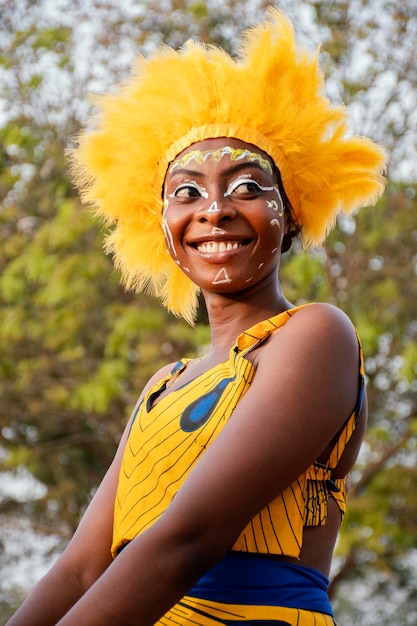 Foto gratuita mujer con disfraz de carnaval