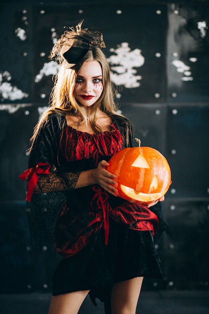 Mujer en un disfraz de halloween