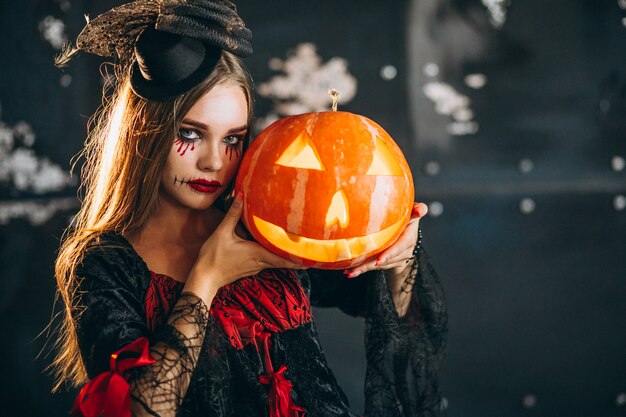 Mujer en un disfraz de halloween