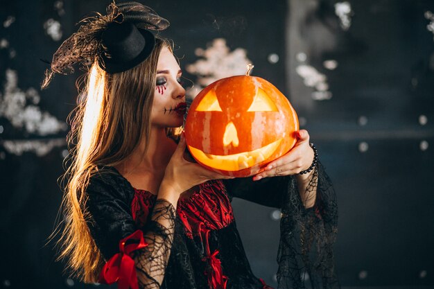 Mujer en un disfraz de halloween