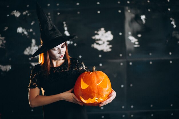 Mujer en un disfraz de halloween