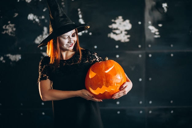 Mujer en un disfraz de halloween