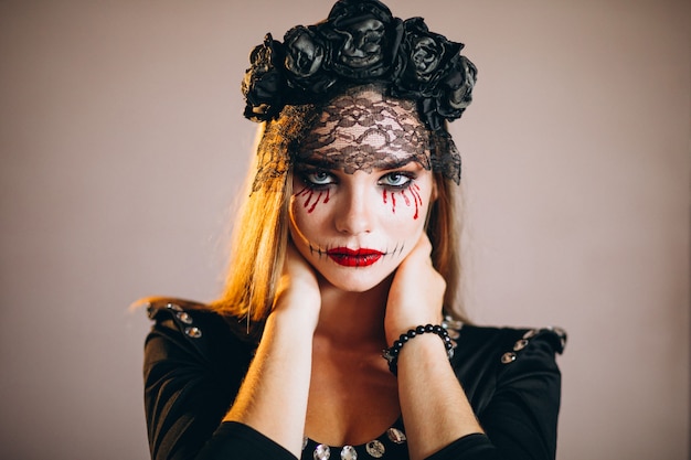 Mujer en un disfraz de halloween