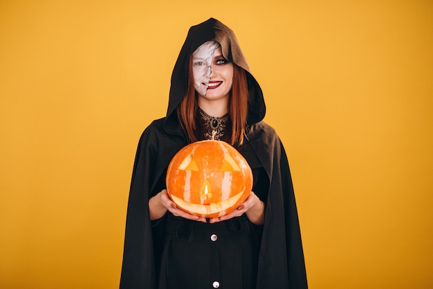 Mujer en un disfraz de halloween