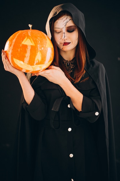 Mujer en un disfraz de halloween