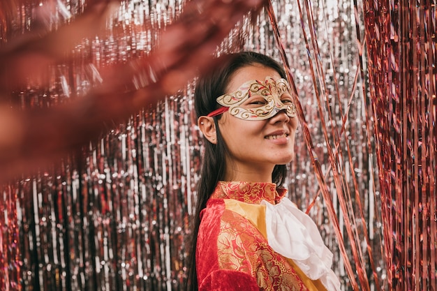 Mujer disfrazada de ángulo bajo para fiesta de carnaval