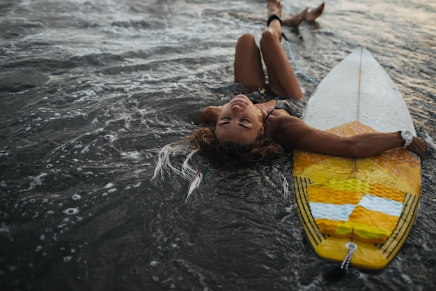 Mujer disfruta de agua tibia del océano