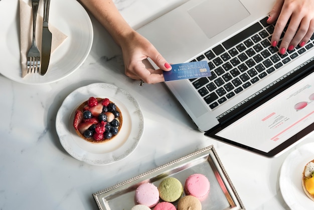 Mujer disfruta de las compras en línea